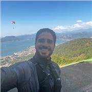 Entrenador y atleta con amplio conocimiento en entrenaiento funcional, movilidad, animal flow y trabajo dinámico con niños.
